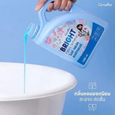 เนื้อน้ำยาสีฟ้า ของ น้ำยาปรับผ้านุ่ม ไบรท์ กิฟฟารีน กลิ่นยอดนิยม ให้ความหอมสะอาด สดชื่น